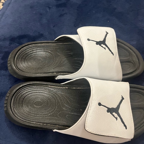 Jordan Slides in white size 9. Beautiful and very comfortable for anyone. 🏀 - Picture 2 of 6